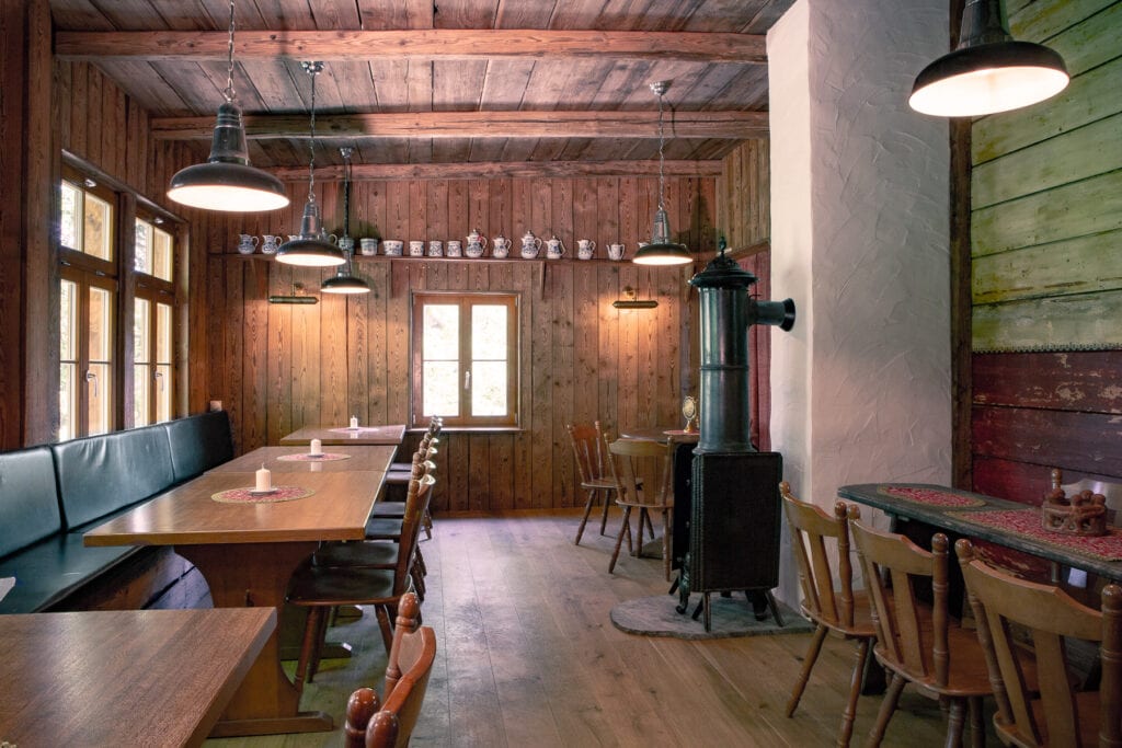 Holzstübchen mit Kaminofen