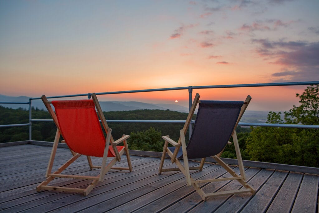 Den Sonneuntergang von der Dachterrasse der Harburg genießen