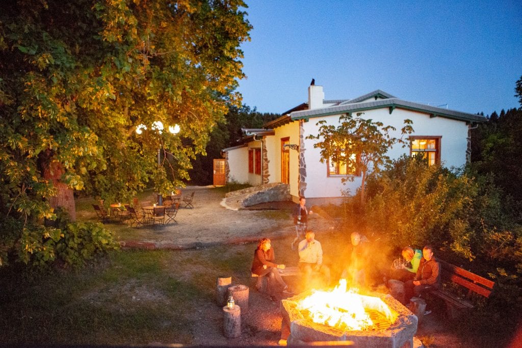 Harburg und Außenbereich mit Lagerfeuer