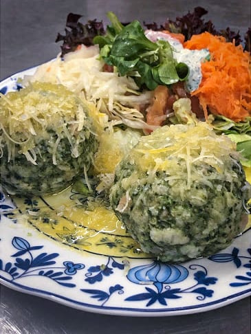 Spinatknödel mit Salat