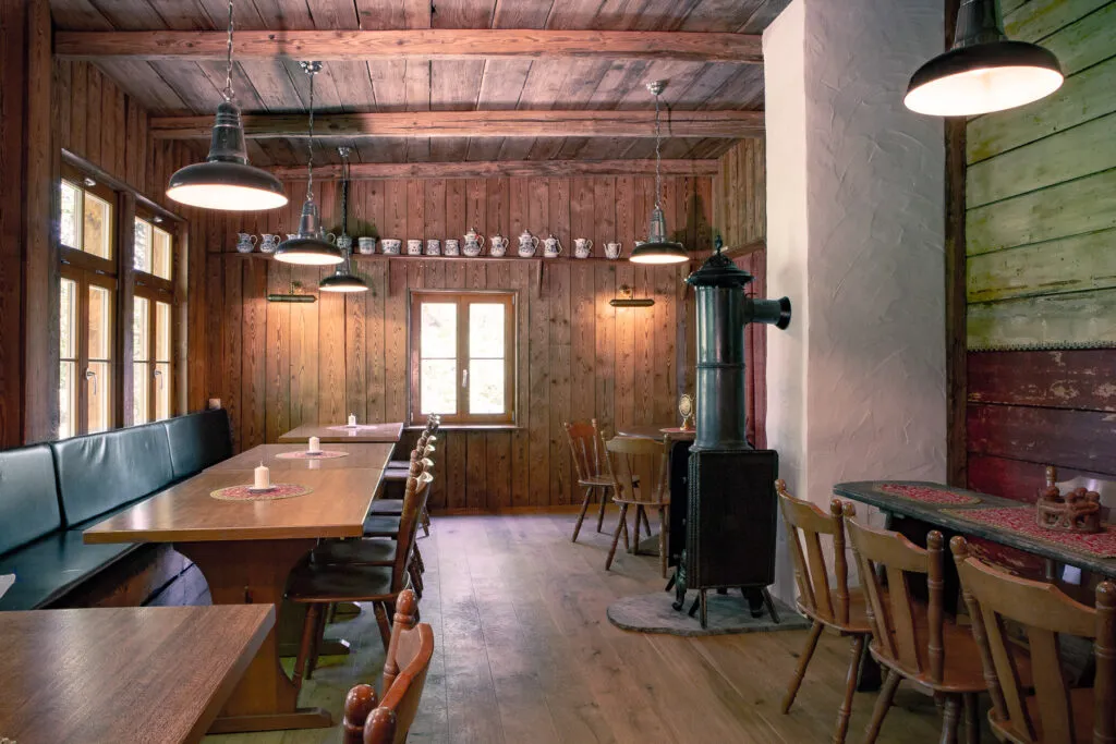 Holzstübchen mit Kaminofen