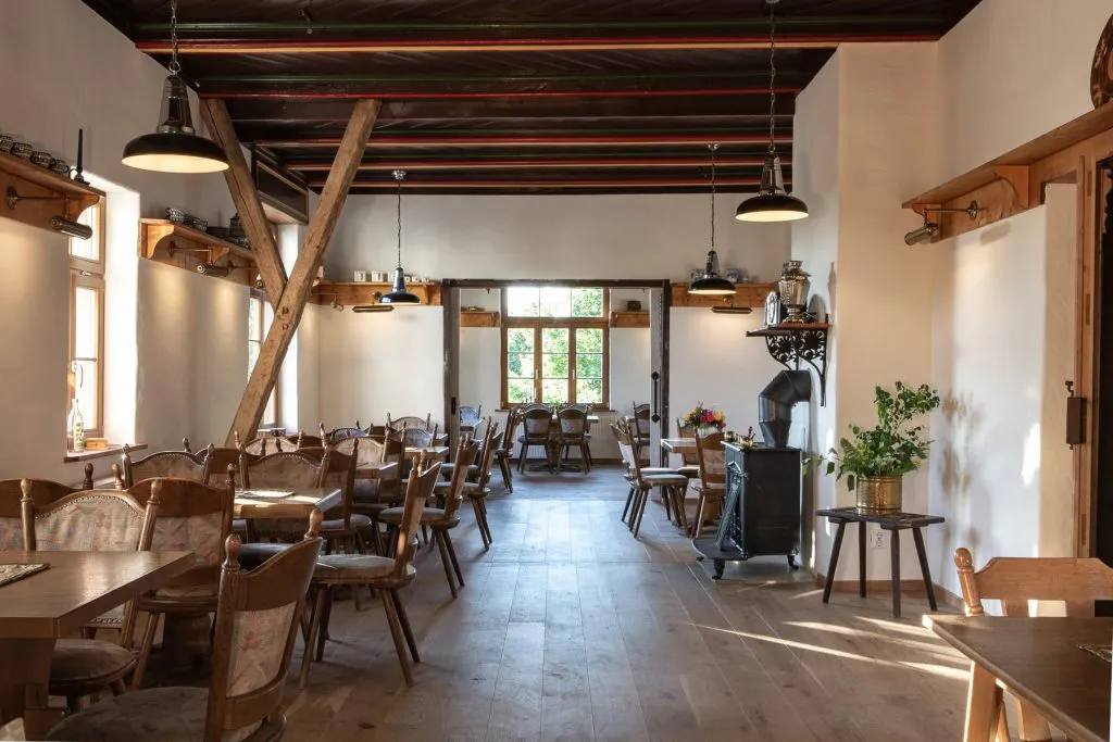 gemütlicher Speisesaal mit Kaminofen