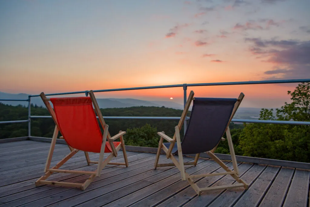 Den Sonneuntergang von der Dachterrasse der Harburg genießen